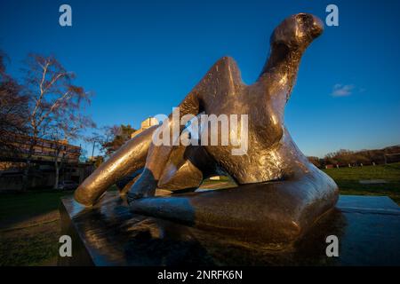 UEA Norwich Sculpture Park HENRY MOORE liegende Figur, 1956–62 Stockfoto