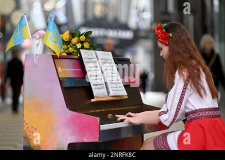 Die 13-jährige ukrainische Flüchtling Alisa Bushuieva spielt die ukrainische Nationalhymne auf einem Klavier in Liverpool One Stockfoto