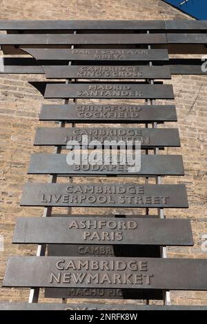 Diese große Skulptur aus Bronze R in Romsey, Cambridge, Großbritannien, feiert die enge Verbindung der Gegend mit der Eisenbahn und die Verbindungen der Einheimischen zu anderen Städten. Stockfoto