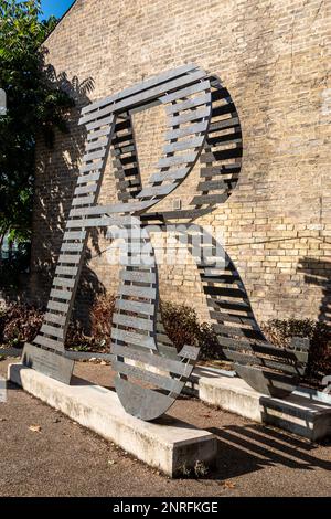 Diese große Skulptur aus Bronze R in Romsey, Cambridge, Großbritannien, feiert die enge Verbindung der Gegend mit der Eisenbahn und die Verbindungen der Einheimischen zu anderen Städten. Stockfoto