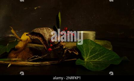 Stille Leben mit Beeren und Kerze Stockfoto