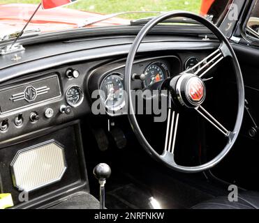 Cockpit eines klassischen, oben offenen MGB Roadster Sportwagens Stockfoto