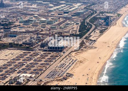 Luftaufnahme der Hyperion Water Reclamation Plant und des Strandes Stockfoto