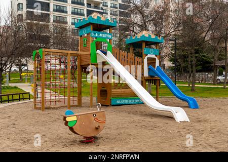 Kinderspielplatz in der Stadt, Kinderunterhaltungsbereich mit Spielsandboden, moderner Spielplatz aus Holz. Hochwertiges Foto Stockfoto