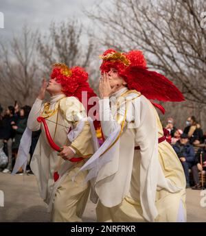 Porträts von Menschen in bunten Kostümen beim Karneval 2023 in Madrid Stockfoto