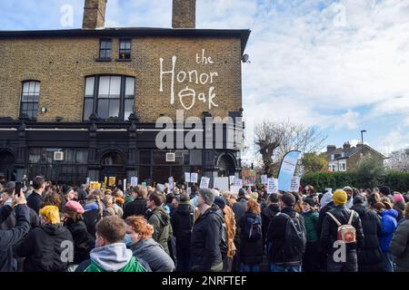 London, Großbritannien. 25. Februar 2023 Pro-LGBTQ+-Unterstützer veranstalten einen Gegenprotest, während rechtsextreme Demonstranten im Honor Oak Pub in Lewisham auf ein Drag-Queen-Ereignis zielen. Riesige Menschenmassen tauchten auf, um Drag Queen That Girl zu unterstützen, die eine Geschichtenerzählveranstaltung im Pub veranstaltete, und eine Handvoll rechtsextremer Demonstranten versammelten sich in der Nähe des Veranstaltungsortes. Stockfoto