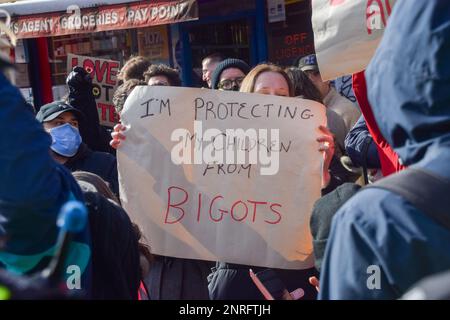 London, Großbritannien. 25. Februar 2023 Pro-LGBTQ+-Unterstützer veranstalten einen Gegenprotest, während rechtsextreme Demonstranten im Honor Oak Pub in Lewisham auf ein Drag-Queen-Ereignis zielen. Riesige Menschenmassen tauchten auf, um Drag Queen That Girl zu unterstützen, die eine Geschichtenerzählveranstaltung im Pub veranstaltete, und eine Handvoll rechtsextremer Demonstranten versammelten sich in der Nähe des Veranstaltungsortes. Stockfoto