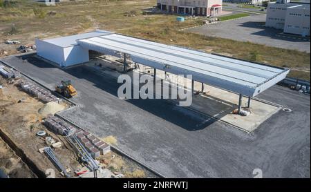 Bau einer großen Tankstelle aus der Luft Stockfoto