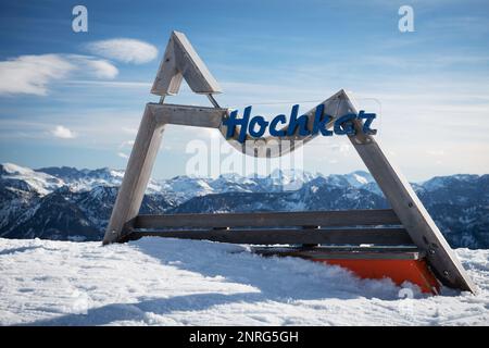 Hochkar-Schild auf dem Gipfel des Skigebiets in Niederösterreich im Winter. Stockfoto