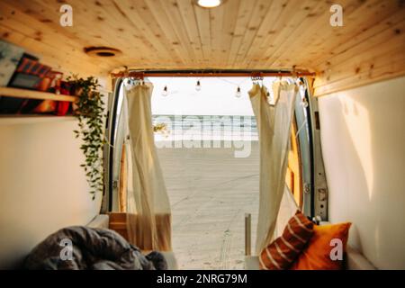 Blick auf den Strand von einem gemütlichen Wohnmobil aus. Stockfoto