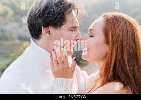 Nahaufnahme eines liebevollen Paares, das draußen umarmt und küsst Stockfoto