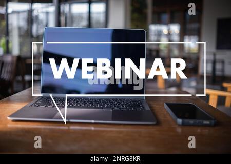 Webinar, Hands-on-Table Verwenden Sie E-Business-Verbindungen am Computer, Mann, der von zu Hause aus arbeitet, nimmt am WEBINAR zur Online-Kommunikation der Gruppe Teil Stockfoto