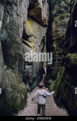 Kind bei Adrspach-Teplice Rocks, Naturabenteuer Stockfoto