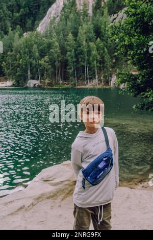 Kind bei Adrspach-Teplice Rocks, Naturabenteuer Stockfoto