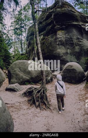 Kind bei Adrspach-Teplice Rocks, Naturabenteuer Stockfoto