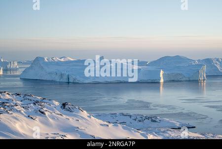 Riesige Eisberge in der Mündung des Kangia Icefjord in Ilulissat, Westgrönland Stockfoto