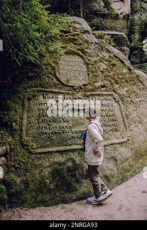 Kind bei Adrspach-Teplice Rocks, Naturabenteuer Stockfoto