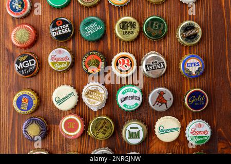 Tyumen, Russland – 15. Februar 2023: Bierkappen. Eine Mischung aus verschiedenen Bierflaschenverschlüssen Stockfoto