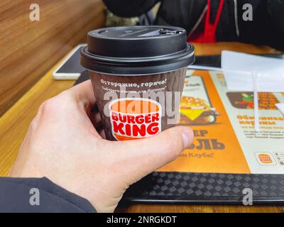 Tyumen, Russland – 23. Januar 2023: Burger King Fast Food Restaurant-Logo. Fast-Food-Restaurant Stockfoto