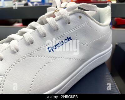 Tyumen, Russland – 23. Januar 2023: Reebok Classic Leather Men, Sportausverkauf. Selektiver Fokus Stockfoto