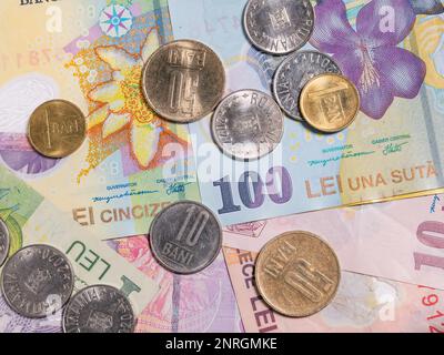 Viele rumänische Banknoten und Münzen. Rumänisches Währungskonzept. Stockfoto