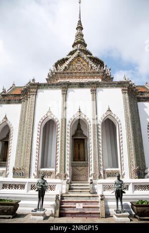 Phra Viharn Yod Tempel im Grand Palace Komplex in Bangkok. Das Gebäude dient als Kapelle für buddhistische Mönche. Stockfoto
