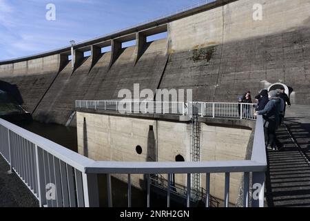 09. Februar 2023, Sachsen-Anhalt, Wendefurth: Besucher stehen vor der Staumauer des Wendefurth-Staudamms. Während der Winterferien bietet der Talsperrenbetrieb Sachsen-Anhalt hier mehrmals täglich Führungen durch die Staumauer an. Sachsen-Anhalt verfügt über 33 Staudämme mit verschiedenen Dammhöhen und -Größen, die nicht nur wegen ihrer wirtschaftlichen Vorteile, sondern auch als lokale Erholungsziele beliebt sind. Foto: Matthias Bein/dpa Stockfoto