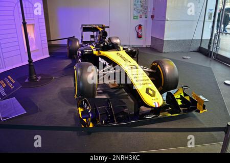 Paris, Frankreich - 3. Februar 2020: Schwerpunkt auf dem Formel-1-Wagen Renault R.S. 19 im Ausstellungsraum von Renault auf den Champs-Elysées. Stockfoto