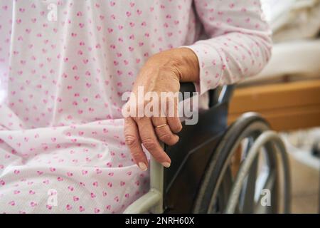 Seniorin sitzt im Rollstuhl im Altersheim Stockfoto