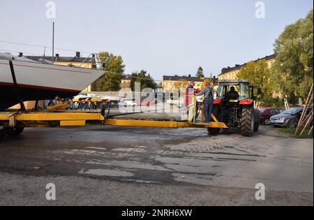 STOCKHOLM, 7 2011. OKTOBER. Wir transportieren das Boot in den Trockenbau für den Winter. Stockfoto