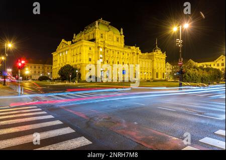 Lange Belichtung von Autos vor dem kroatischen Nationaltheater in Zagreb, Kroatien Stockfoto