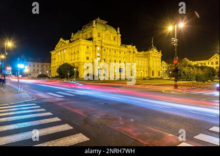 Lange Belichtung von Autos vor dem kroatischen Nationaltheater in Zagreb, Kroatien Stockfoto