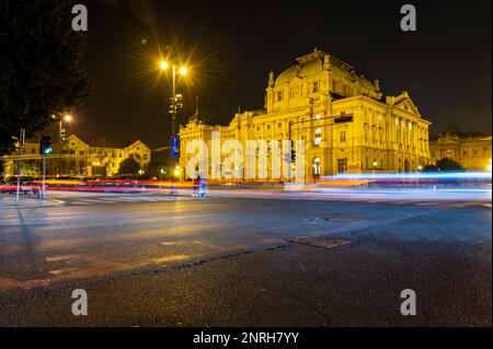 Lange Belichtung von Autos vor dem kroatischen Nationaltheater in Zagreb, Kroatien Stockfoto