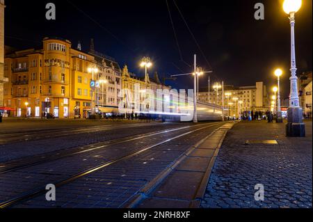 Lange Straßenbahnfahrt in Zagreb, Kroatien Stockfoto