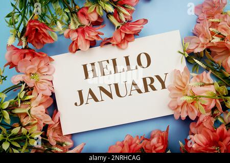 Hallo Januartext mit Blumenrahmen auf blauem Hintergrund Stockfoto