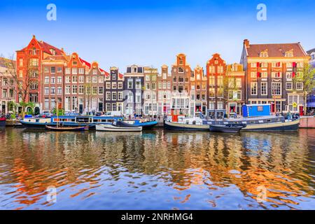 Amsterdam, Niederlande. Kanalhäuser Amsterdams Reflexionen. Stockfoto