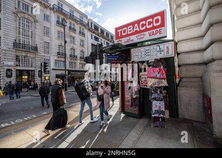 Kiosk, der Tabakwaren und Vape-Produkte neben Souvenirs an der Ecke Piccadilly Circus im Zentrum von London, England, Großbritannien verkauft Stockfoto