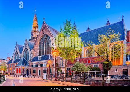 Amsterdam, Niederlande. Der Oude Kerk in der Dämmerung. Stockfoto