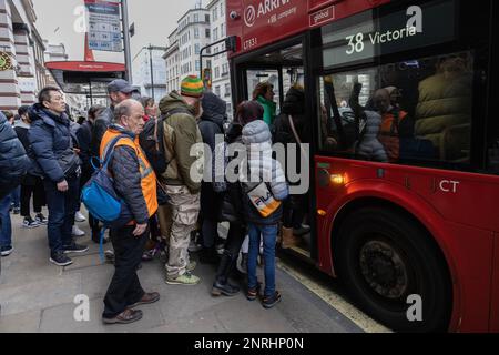 Die Leute stehen Schlange, um in einen Arriva Routemaster Nr.38 Bus auf Piccadilly zu steigen, der nach Victoria, im Zentrum von London, England, Großbritannien fährt Stockfoto