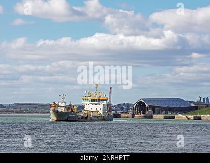 Der TSHD Shoalway navigiert durch die Hamoaze vor Devonport, mit dem historischen Number One Slipway im Hintergrund. Stockfoto