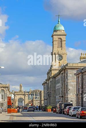 Das Melville-Gebäude am Royal William Yard in Stonehouse Plymouth. In der Ferne der beeindruckende Torbogen mit König William auf dem Gipfel. Ehemaliger Verteidigungsminister Stockfoto