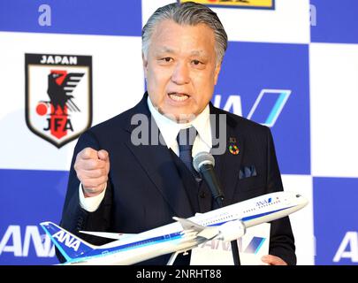 Tokio, Japan. 27. Februar 2023. Kozo Tashima, Präsident der Japan Football Association (JFA), hält am Montag, den 27. Februar 2023, eine Rede, als JFA und Alla Nippon Airways (ANA) ihren Partnerschaftsvertrag im ANA-Hangar am Tokio Flughafen Haneda vereinbart haben. ANA unterstützt die nationalen und internationalen Touren der japanischen Nationalmannschaft vom 2023. Februar bis Ende 2026. (Foto: Yoshio Tsunoda/AFLO) Kredit: Aflo Co Ltd./Alamy Live News Stockfoto