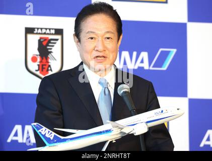 Tokio, Japan. 27. Februar 2023. Der Präsident von All Nippon Airways (ANA), Shinichi Inoue, hält am Montag, den 27. Februar 2023, eine Rede, als ANA und Japan Football Association (JFA) ihren Partnerschaftsvertrag im ANA-Hangar am Tokio Flughafen Haneda vereinbart haben. ANA unterstützt die nationalen und internationalen Touren der japanischen Nationalmannschaft vom 2023. Februar bis Ende 2026. (Foto: Yoshio Tsunoda/AFLO) Kredit: Aflo Co Ltd./Alamy Live News Stockfoto