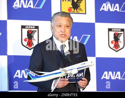 Tokio, Japan. 27. Februar 2023. Kozo Tashima, Präsident der Japan Football Association (JFA), hält am Montag, den 27. Februar 2023, eine Rede, als JFA und All Nippon Airways (ANA) ihren Partnerschaftsvertrag im ANA Hangar am Tokio Flughafen Haneda vereinbart haben. ANA unterstützt die nationalen und internationalen Touren der japanischen Nationalmannschaft vom 2023. Februar bis Ende 2026. (Foto: Yoshio Tsunoda/AFLO) Kredit: Aflo Co Ltd./Alamy Live News Stockfoto