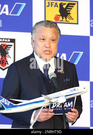 Tokio, Japan. 27. Februar 2023. Kozo Tashima, Präsident der Japan Football Association (JFA), hält am Montag, den 27. Februar 2023, eine Rede, als JFA und All Nippon Airways (ANA) ihren Partnerschaftsvertrag im ANA Hangar am Tokio Flughafen Haneda vereinbart haben. ANA unterstützt die nationalen und internationalen Touren der japanischen Nationalmannschaft vom 2023. Februar bis Ende 2026. (Foto: Yoshio Tsunoda/AFLO) Kredit: Aflo Co Ltd./Alamy Live News Stockfoto