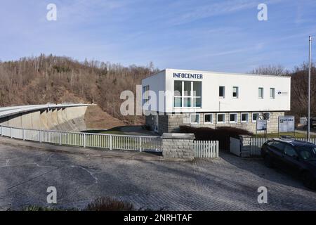 Wendefurth, Deutschland. 09. Februar 2023. Das Informationszentrum des Wendefurth-Staudamms. Während der Winterferien bietet der Talsperrenbetrieb Sachsen-Anhalt mehrmals täglich Führungen durch den Staudamm an. Sachsen-Anhalt verfügt über 33 Staudämme mit verschiedenen Dammhöhen und -Größen, die nicht nur wegen ihrer wirtschaftlichen Vorteile, sondern auch als lokale Erholungsziele beliebt sind. Kredit: Matthias Bein/dpa/Alamy Live News Stockfoto