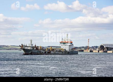 Der TSHD Shoalway navigiert durch die Hamoaze vor Devonport, mit dem historischen Number One Slipway im Hintergrund. Stockfoto