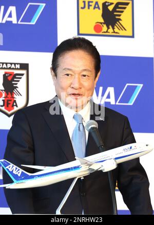 Tokio, Japan. 27. Februar 2023. Der Präsident von All Nippon Airways (ANA), Shinichi Inoue, hält am Montag, den 27. Februar 2023, eine Rede, als ANA und Japan Football Association (JFA) ihren Partnerschaftsvertrag im ANA-Hangar am Tokio Flughafen Haneda vereinbart haben. ANA unterstützt die nationalen und internationalen Touren der japanischen Nationalmannschaft vom 2023. Februar bis Ende 2026. (Foto: Yoshio Tsunoda/AFLO) Kredit: Aflo Co Ltd./Alamy Live News Stockfoto