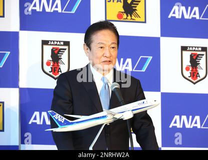 Tokio, Japan. 27. Februar 2023. Der Präsident von All Nippon Airways (ANA), Shinichi Inoue, hält am Montag, den 27. Februar 2023, eine Rede, als ANA und Japan Football Association (JFA) ihren Partnerschaftsvertrag im ANA-Hangar am Tokio Flughafen Haneda vereinbart haben. ANA unterstützt die nationalen und internationalen Touren der japanischen Nationalmannschaft vom 2023. Februar bis Ende 2026. (Foto: Yoshio Tsunoda/AFLO) Kredit: Aflo Co Ltd./Alamy Live News Stockfoto