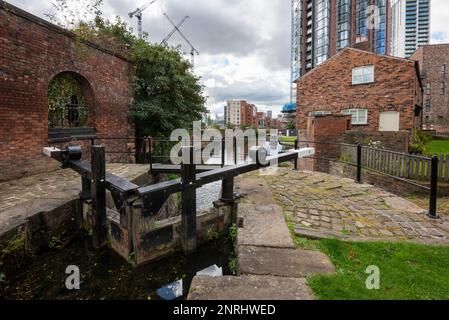 Schloss auf dem Ashton Kanal am alten Schloss-Keeper-Cottage in New Islington in Manchester, England. Stockfoto